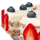 Кето бяла фантазия с ягоди и боровинки - снимка 2