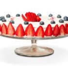 Кето бяла фантазия с ягоди и боровинки - снимка 3