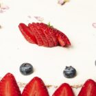 Кето бяла фантазия с ягоди и боровинки - снимка 4