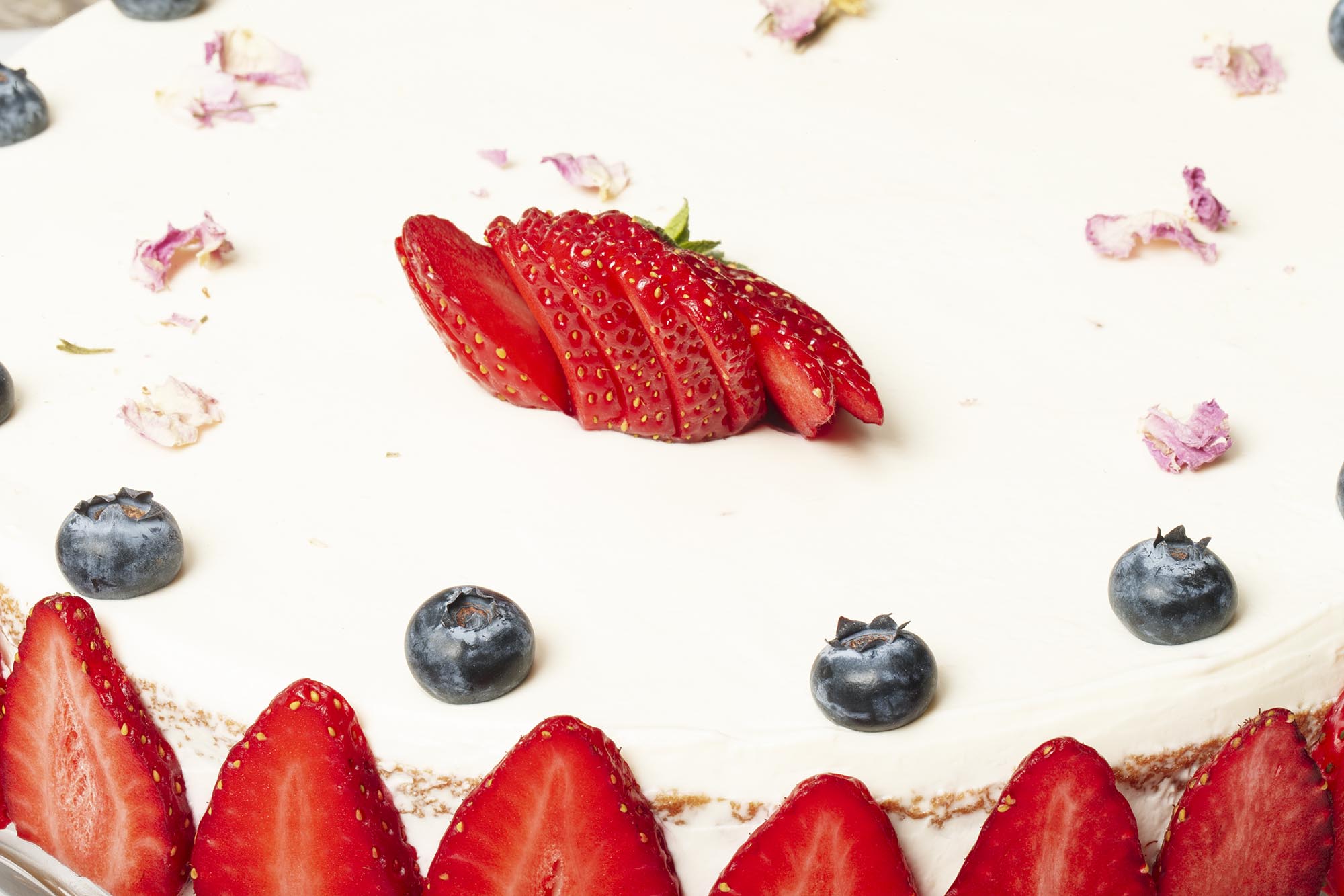 Кето бяла фантазия с ягоди и боровинки - снимка 4