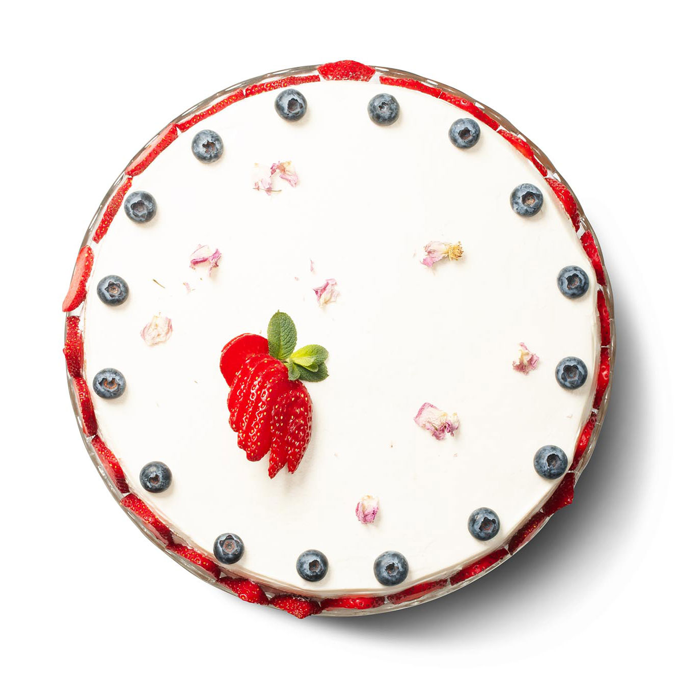 Кето бяла фантазия с ягоди и боровинки