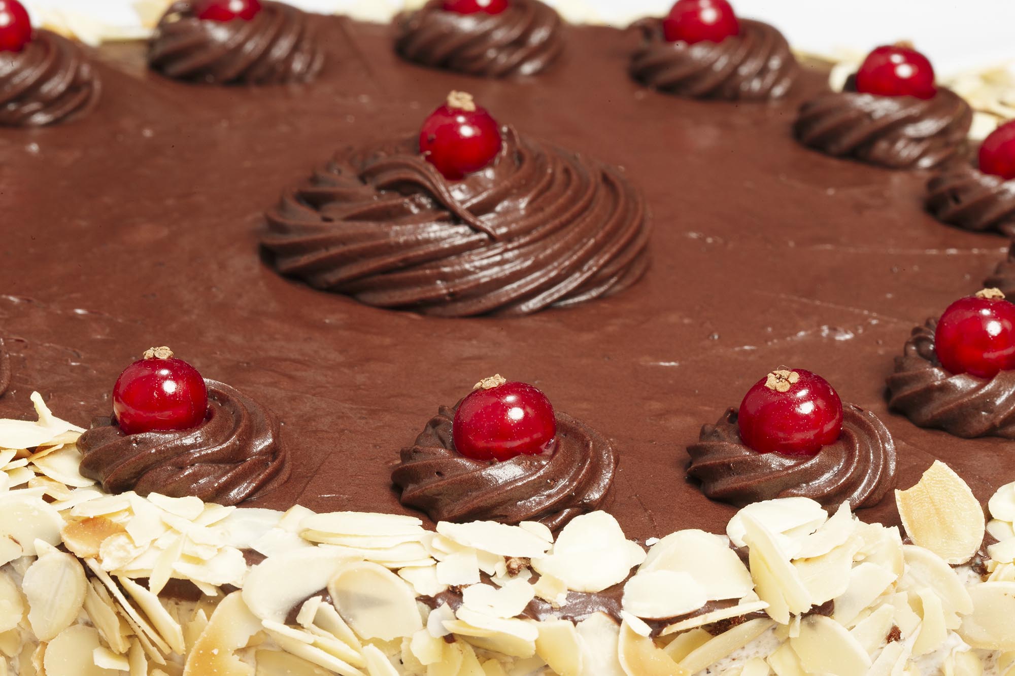 Шоколадова кето торта Пантера с касис - снимка 6