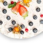 Веган торта с физалис, ягоди и боровинки - снимка 4