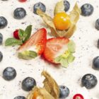 Веган торта с физалис, ягоди и боровинки - снимка 5