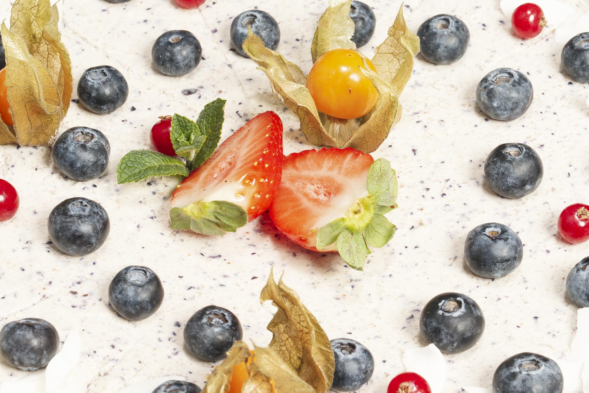 Веган торта с физалис, ягоди и боровинки - снимка 5