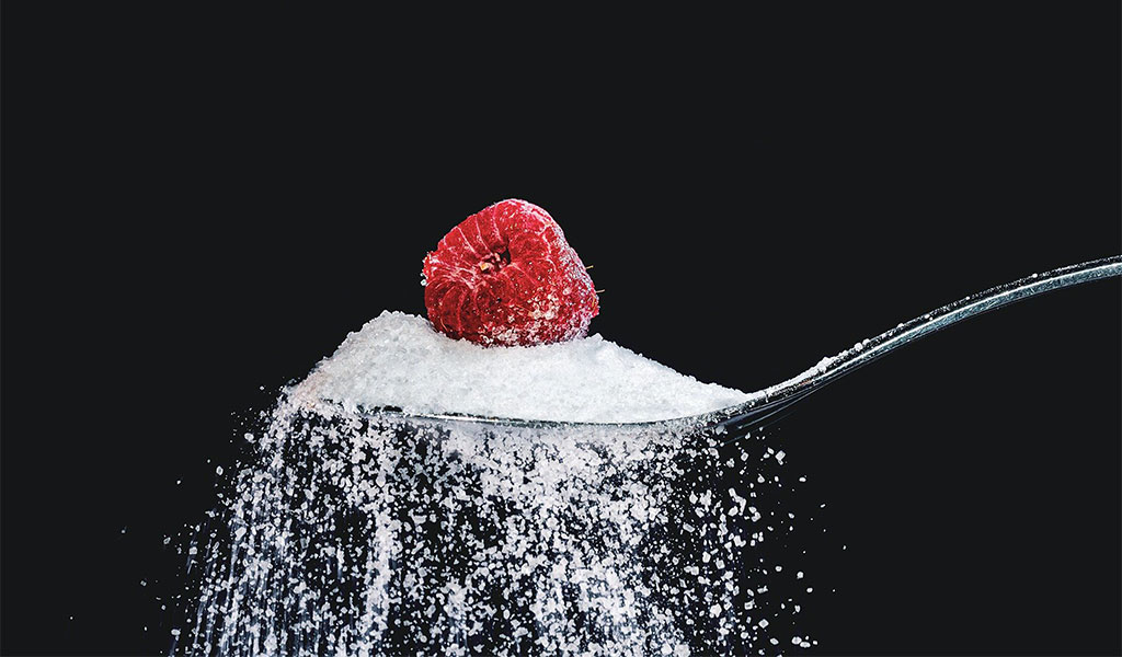 супена лъжица с бяла захар и малина отгоре