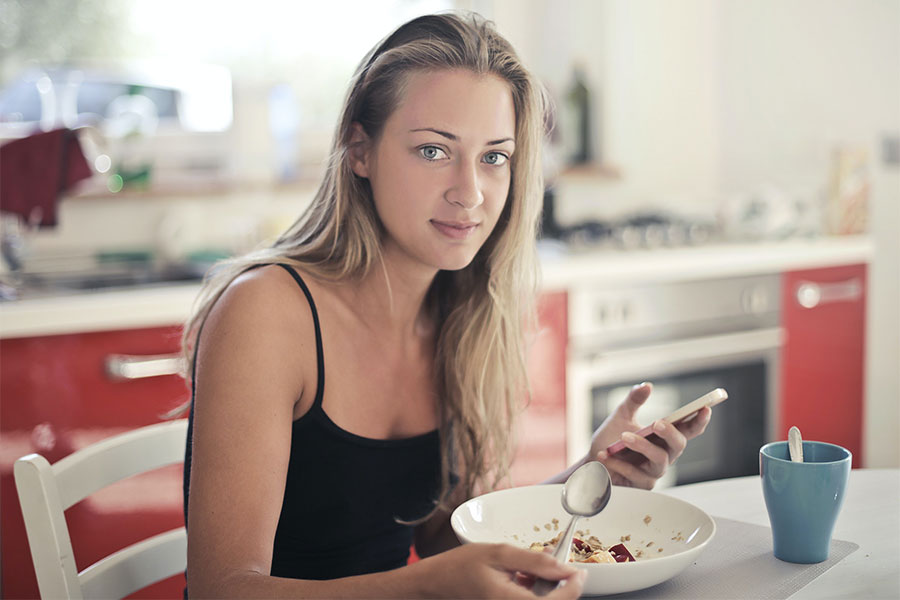 младо момиче се храни под режим