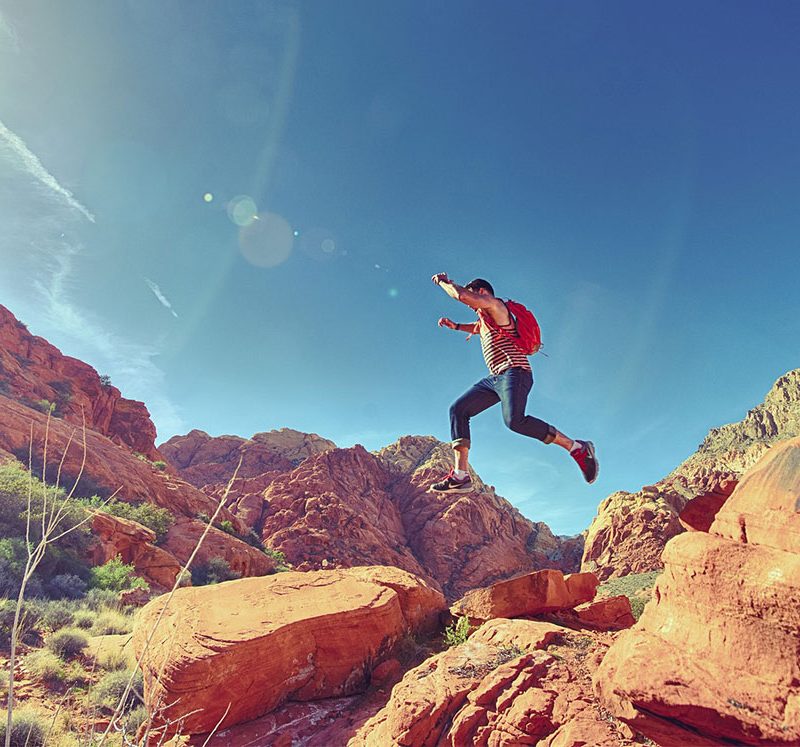 преход в планината и скокове по скалите