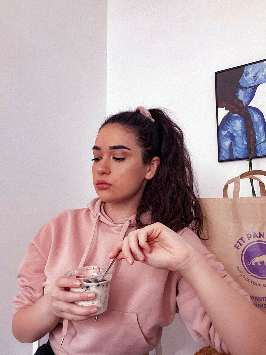 клиент на здравословна кухня Fit Panther се храни със здравословна закуска