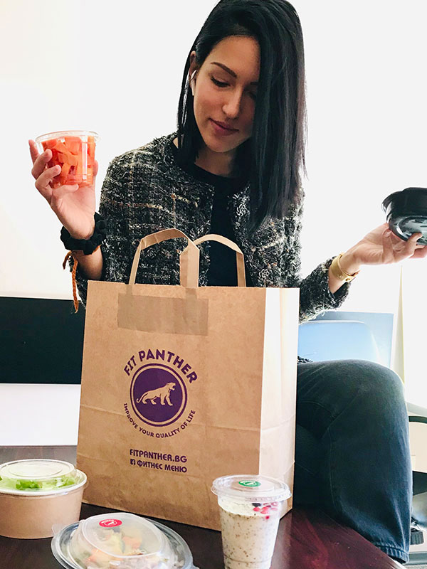 доволен клиент на кухня Fit Panther разглежда своята храна