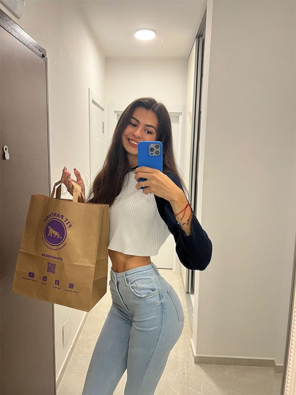 доволен клиент се снима с плик храна от кухня fit panther