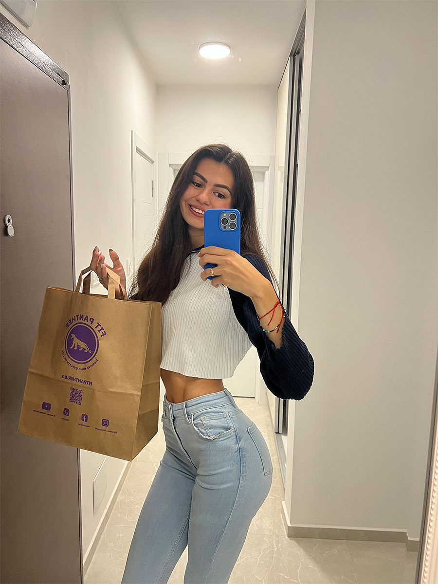 доволен клиент се снима с плик храна от кухня fit panther