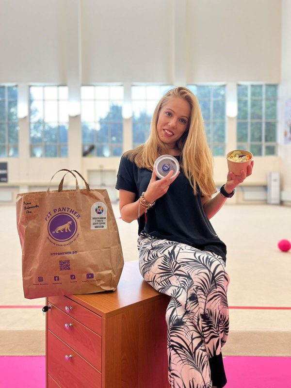 ясена стойнева от националния отбор по художествена гимнастика с храна от fit panther