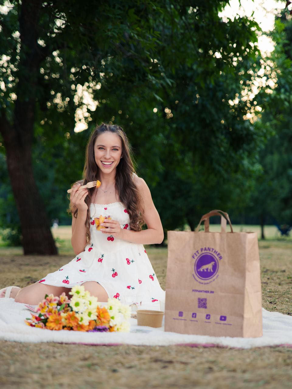 доволен клинент момиче хапва в парка здравословна храна от кухня fit panther