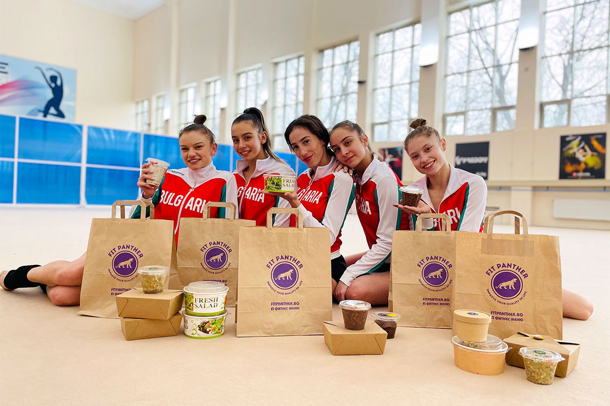 спортистите от ансамбъла по художествена гимнастика с храна от кухня fit panther