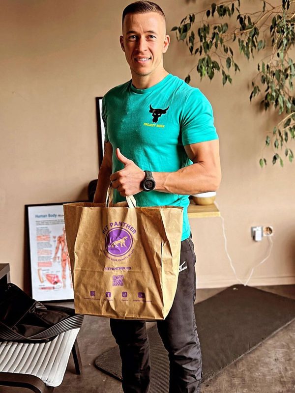 Петър Николов с менютата на Fit Panther