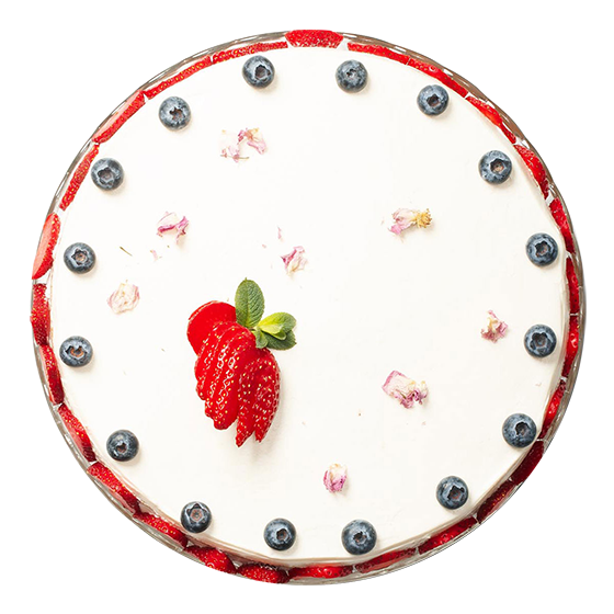 Кето бутикова торта бяла фантазия с ягоди и боровинки - изображение без фон