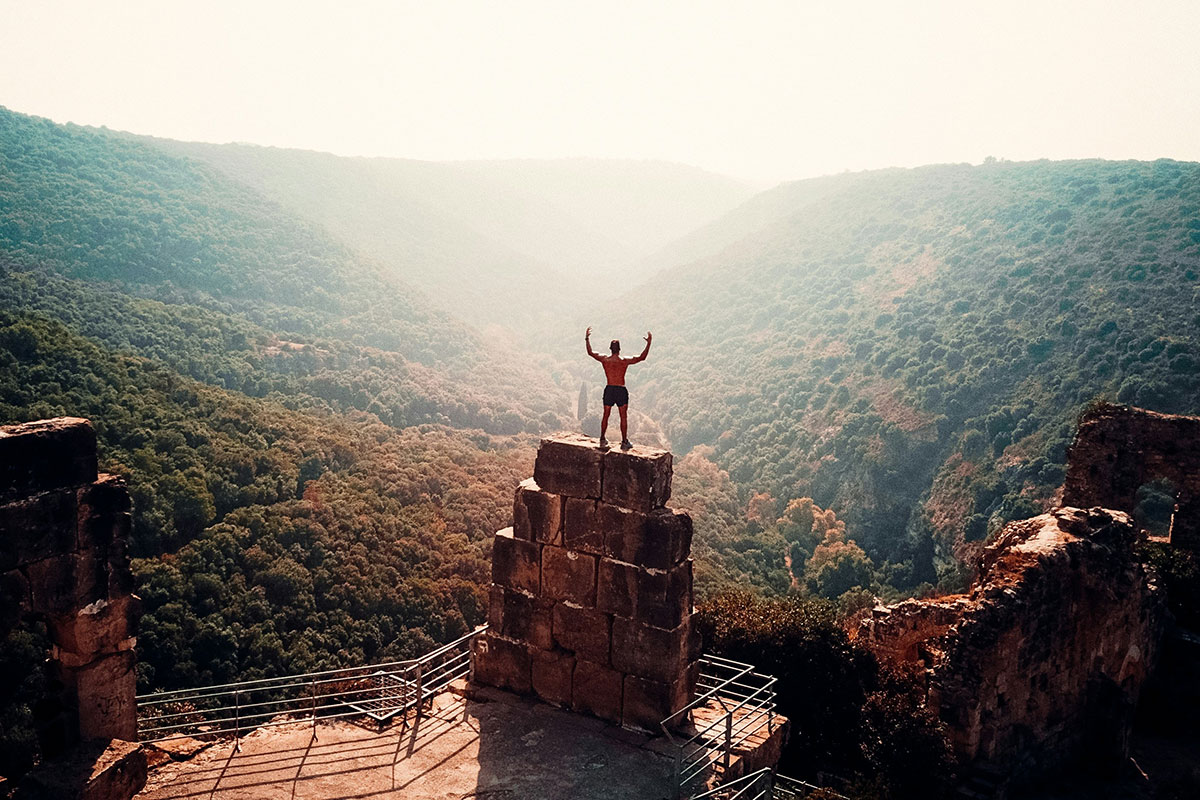 спортист сред природата тържествува от постиженията си