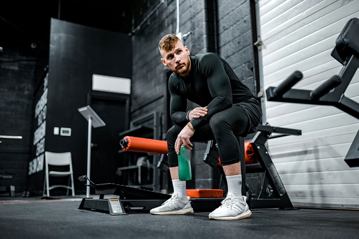 спортис се чуди във фитнеса как да се храни правилно