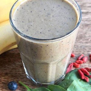 Протеиново смути с банан, спирулина и пъпеш