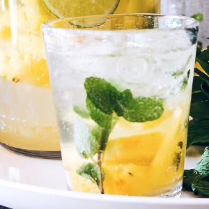 детокс напитка с лимонена вода, мента и чия