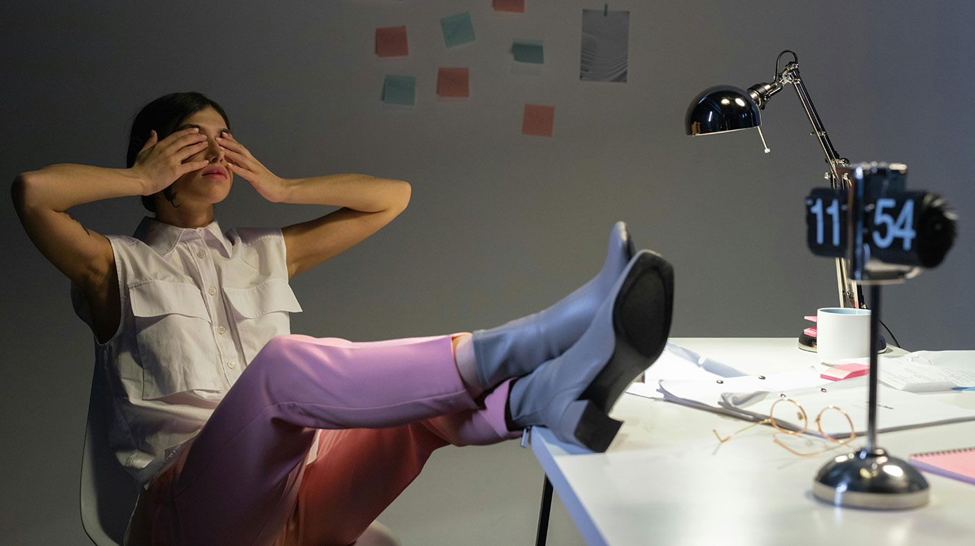 жена работила до късно на бюро й се доспива