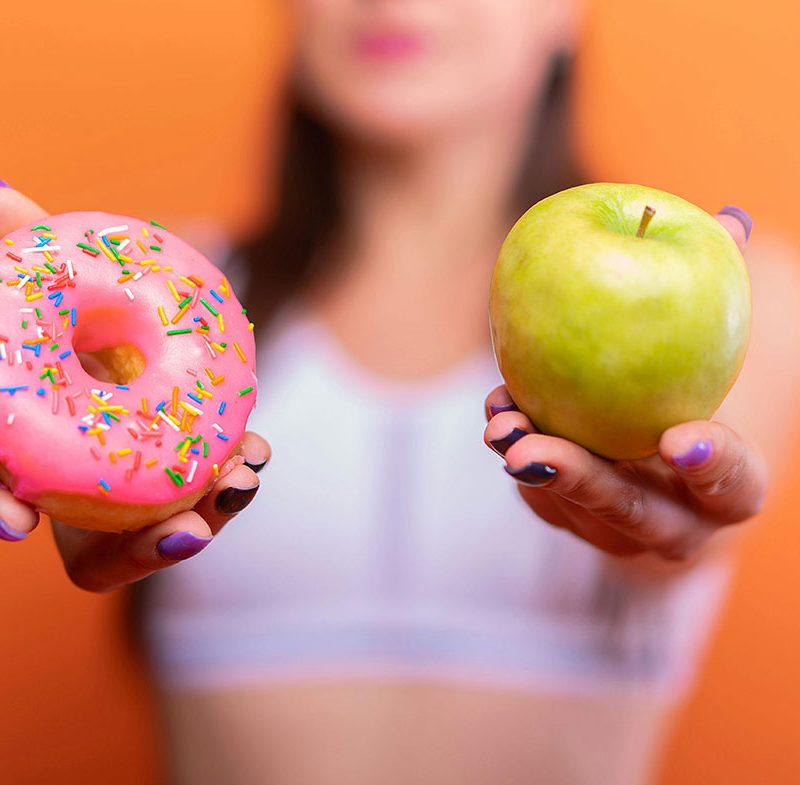 колко калории на ден - корица с поничка и ябълка за сравнение