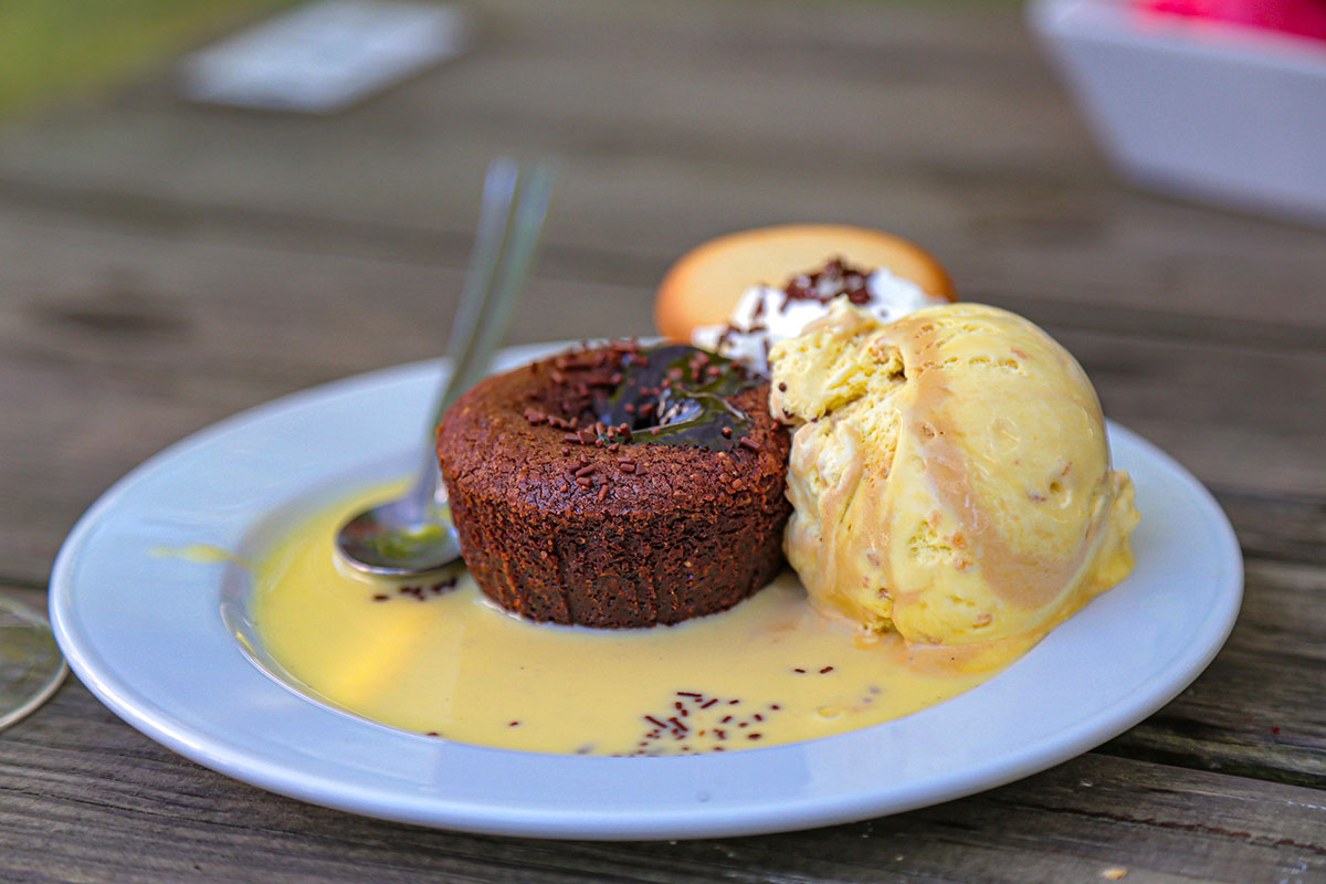 чиния калоричен десерт - шоколадово суфле с топка сладолед