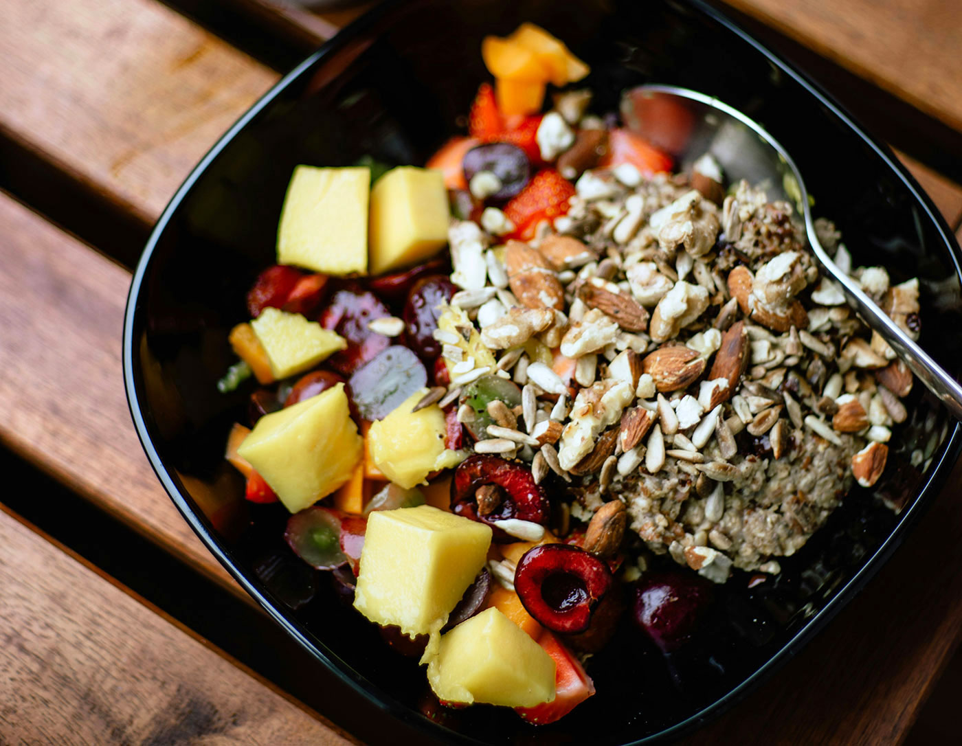 купа с храни богати на фибри включително и плодове