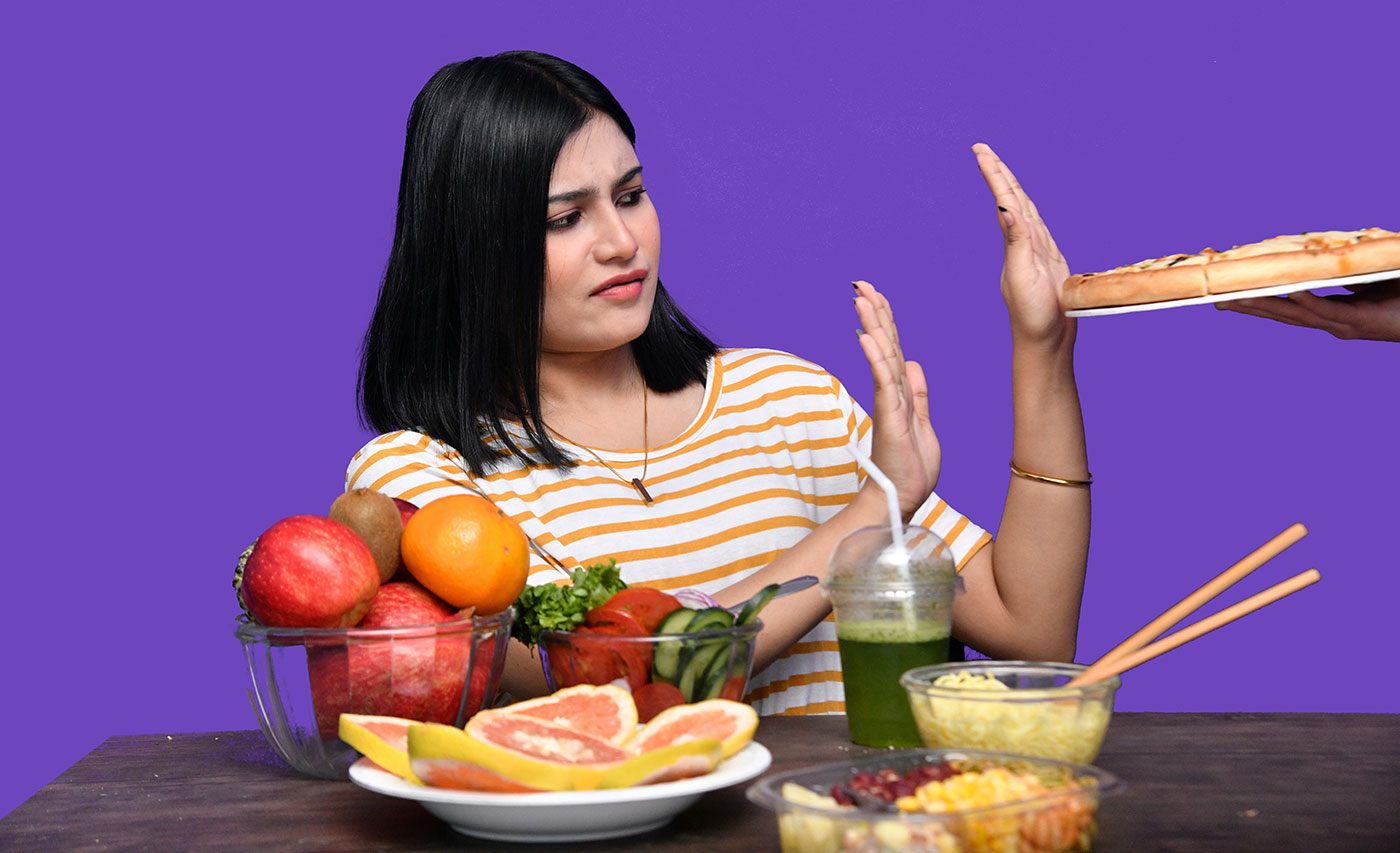 млада жена отказва да яде пица