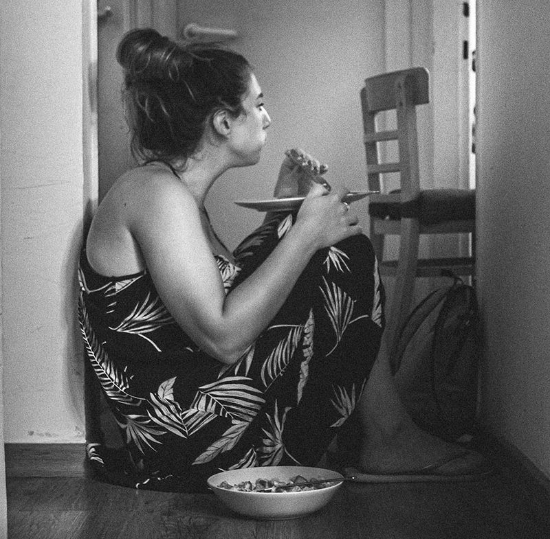 жена изпаднала в състояние на емоционално хранене