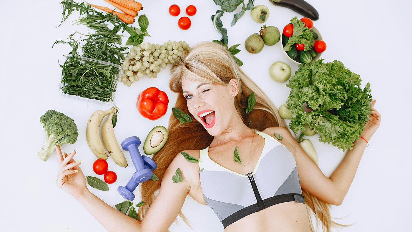 жена с гирички и диетични зеленчуци
