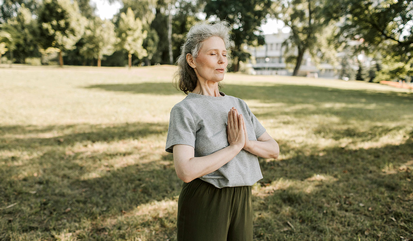 жена в менопауза практикува дихателни практики