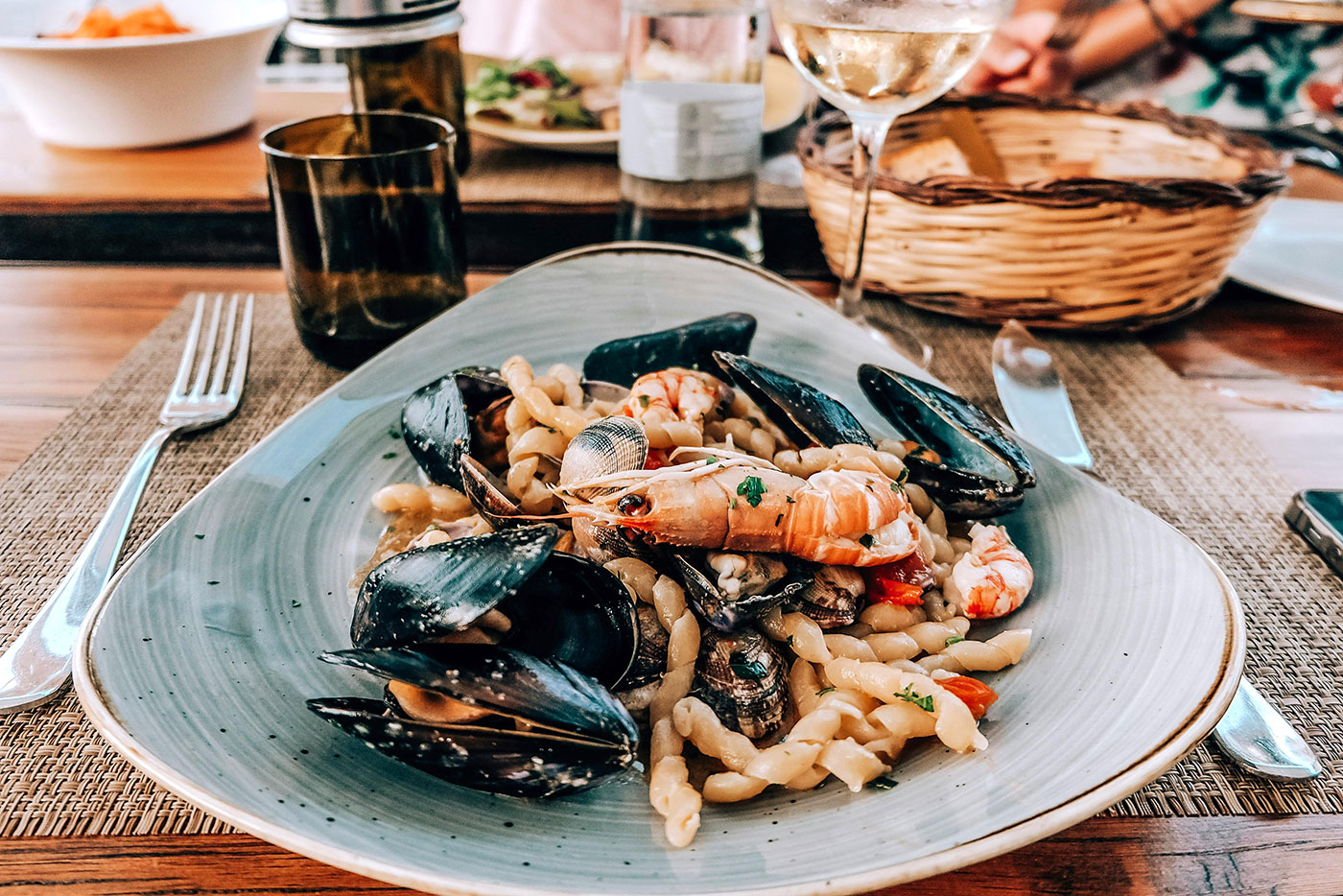 чиния със средиземноморска храна